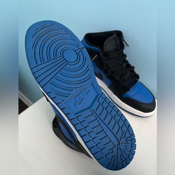 Air Jordan 1 Mid Size. 5Y - Picture 9 of 13